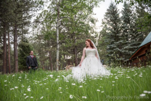 Bride-Groom-with-Daisies