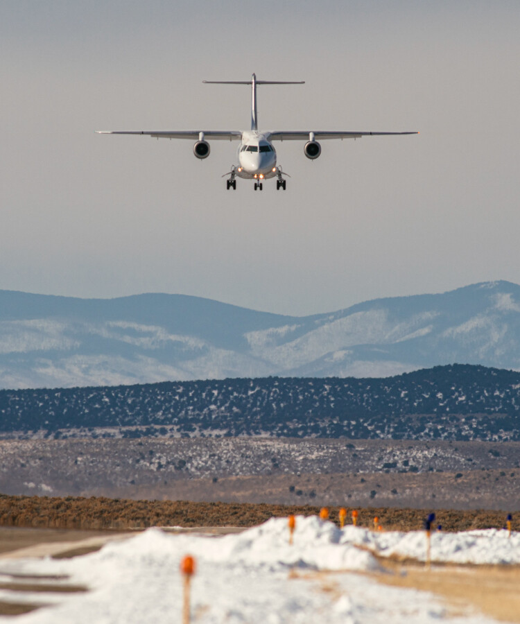 JSX plane landing. Angel Fire Resort